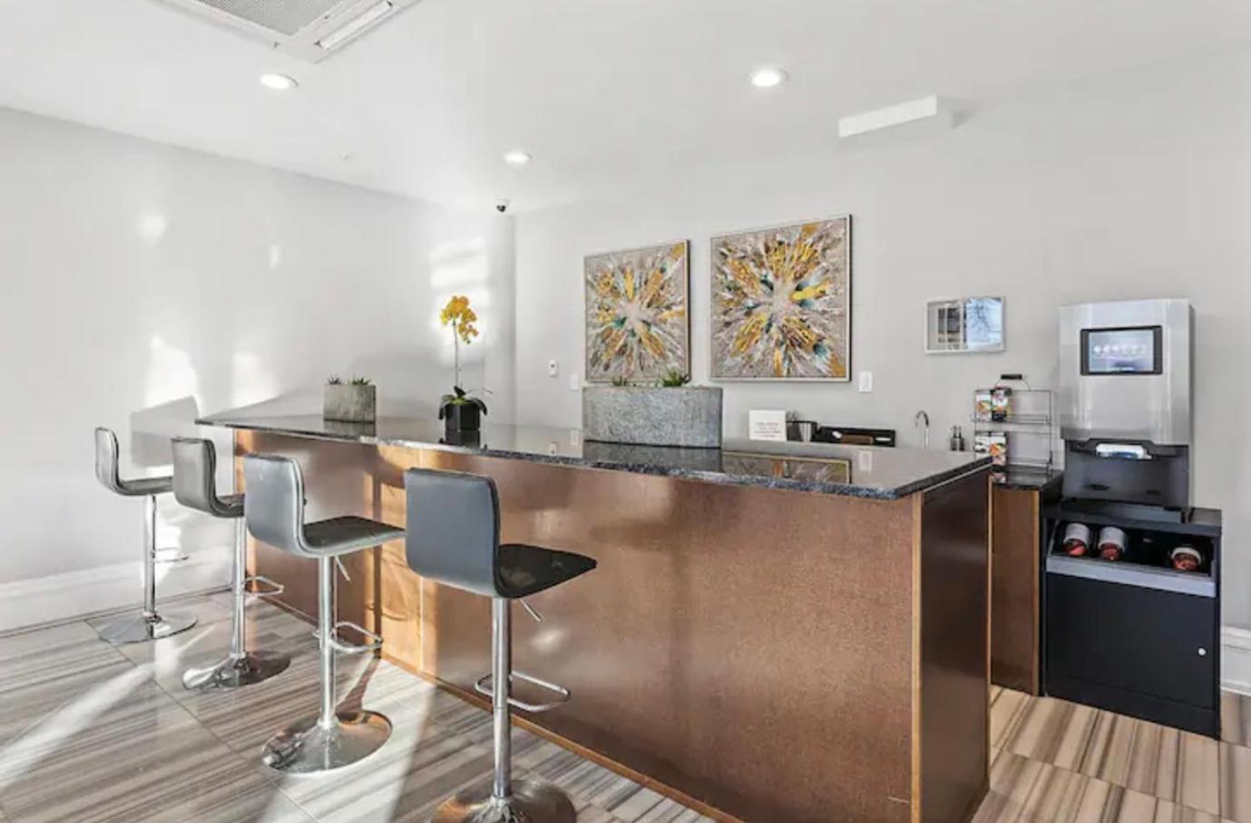 Magnificent 1br W Pool & Gym Apartment